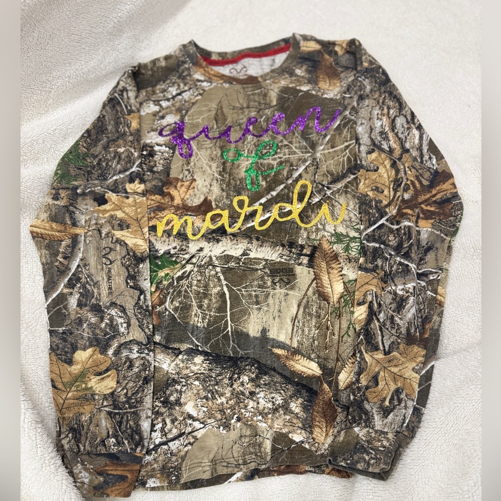 Realtree Camo 'Queen of Mardi' Graphic Sweatshirt in Brown/Green/Yellow/Purple